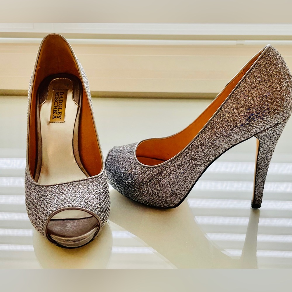 Badgley Mischka Humbie ii Smoke Glitter Peep-Toe
Stilettos